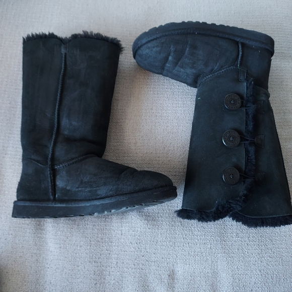 UGG Bailey Suede Button Triplet II Black Boot Sz-7 - Picture 1 of 8